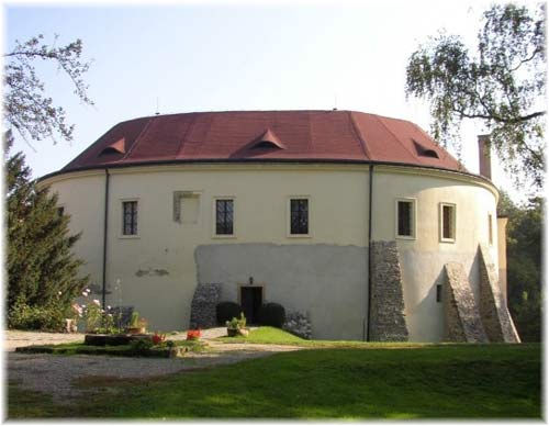 Roztoky Castle